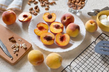 Bademli ızgara şeftali ve dondurma.