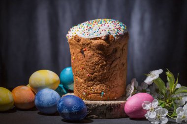 Hıristiyan Paskalya ve Paskalya yumurtaları fotokopi alanı ile koyu arkaplanı kapatır