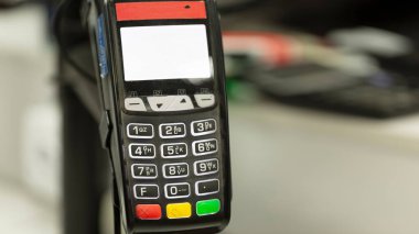 Kredi kartı ödeme terminalini kartla ya da akıllı telefonla bir mağazaya ya da restorana yakın çekim yaparak ödeyin