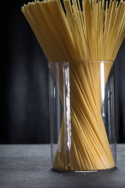 Cam bir kavanozdaki makarna görüntüsü. Yakın plan..