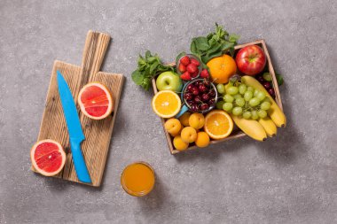 Yaz meyveli içecekler ve kremalı tost. Sağlıklı gıda konsepti