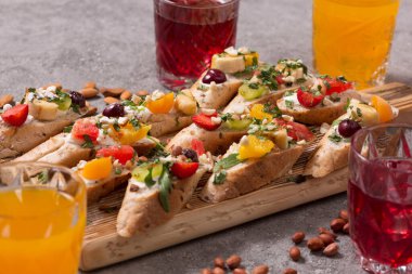 Yaz meyveli içecekler ve kremalı tost. Sağlıklı gıda konsepti