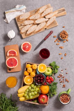 Yaz meyveli içecekler ve kremalı tost. Sağlıklı gıda konsepti