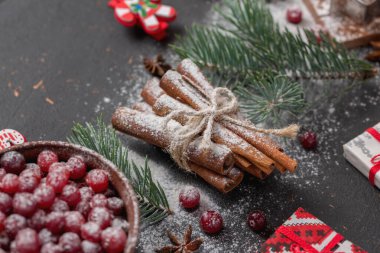 Noel ağacı süslemeleri, tarçın ve çam kozalakları ile Noel ve Yeni Yıl konsepti