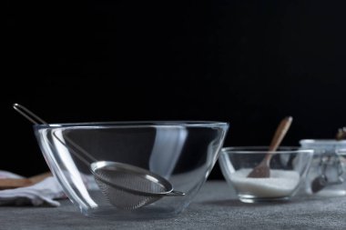 Boş şeffaf kâse ve mutfak masasında bulaşıklar. Yakın plan.