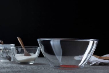 Boş şeffaf kâse ve mutfak masasında bulaşıklar. Yakın plan.