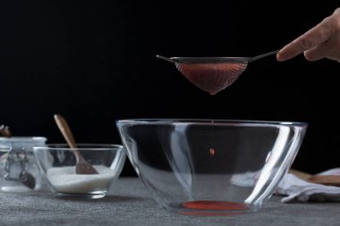 Çilek reçelini süzen kadın, ev yemeği ve yemek pişirme konsepti.