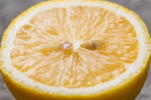 Половина Соковитого Лимона Листям Яти Цукром Мисці Кухонному Столі — стокове фото