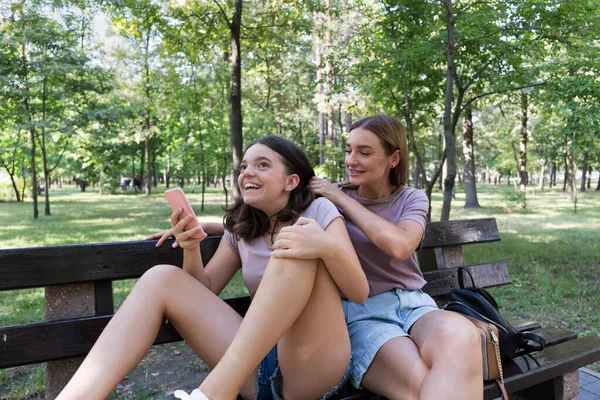 Мама Дочь Подросток Веселятся Смеясь Прогулке Летнем Парке Использование Смартфона — стоковое фото