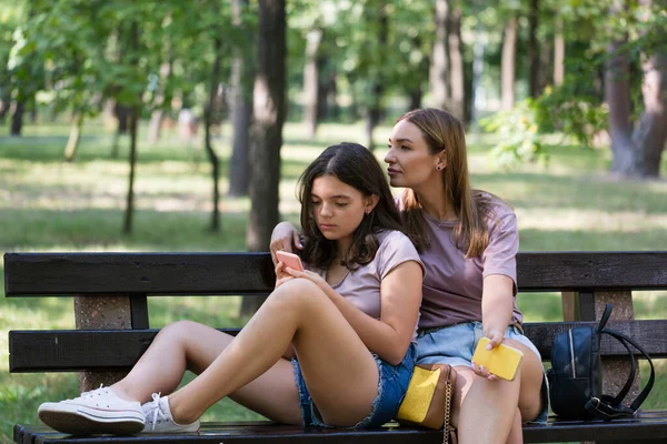 Mutter Und Tochter Teenageralter Machen Einen Spaziergang Sommerpark Mit Dem — Stockfoto