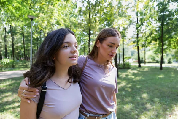 Mutter Und Tochter Teenageralter Machen Einen Spaziergang Sommerpark Mit Dem — Stockfoto