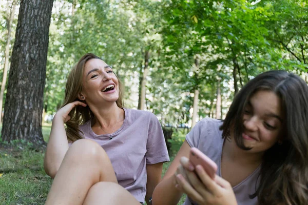 Mutter Und Ihre Tochter Teenageralter Haben Spaß Beim Spaziergang Einem — Stockfoto