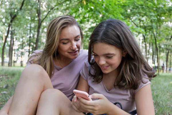Mutter Und Tochter Teenageralter Nutzen Smartphone Für Einen Spaziergang Sommerpark — Stockfoto