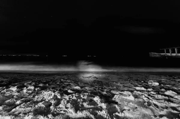 星空の海による神秘的な夜の風景 海の波が動きにぼけて — ストック写真