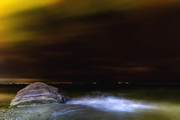 Paisaje Nocturno Místico Junto Mar Con Cielo Estrellado Las Olas —  Fotos de Stock