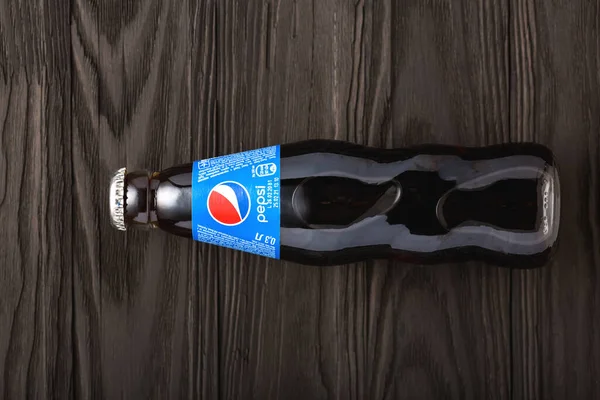 2020 Киев Украина Бутылка Pepsi Cola Закрытым Стеклом Деревянном Фоне — стоковое фото