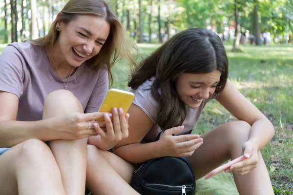 Mutter Und Tochter Teenageralter Machen Einen Spaziergang Sommerpark Mit Dem — Stockfoto