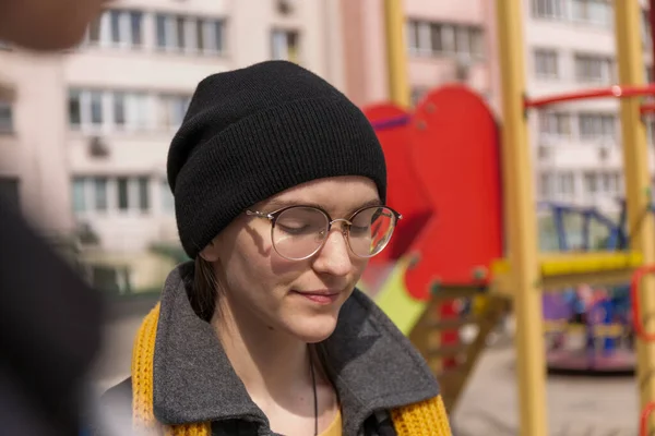 Teenager Und Ein Mädchen Bei Einem Spaziergang Der Stadt Frühling — Stockfoto