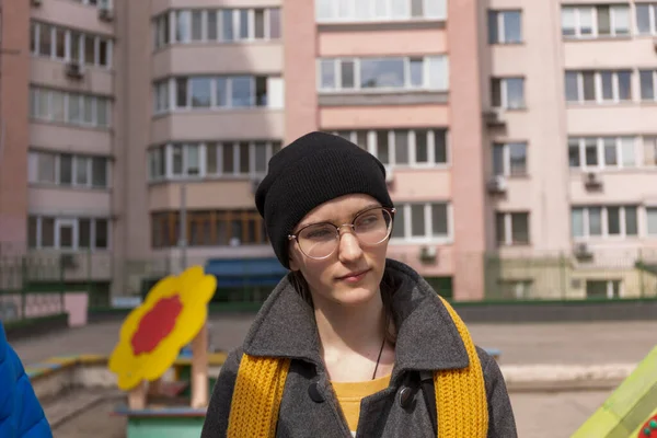 Teenager Und Ein Mädchen Bei Einem Spaziergang Der Stadt Frühling — Stockfoto