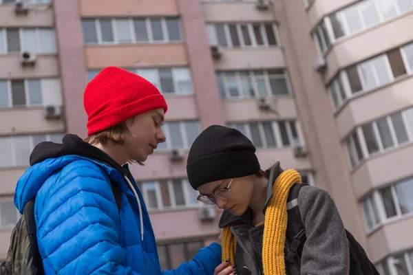 Teenager Und Ein Mädchen Bei Einem Spaziergang Der Stadt Frühling — Stockfoto