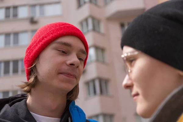 Teenager Und Ein Mädchen Bei Einem Spaziergang Der Stadt Frühling — Stockfoto