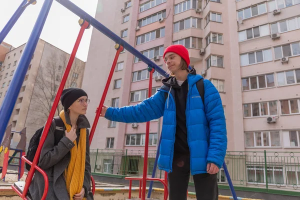 Teenager Und Ein Mädchen Bei Einem Spaziergang Der Stadt Frühling — Stockfoto