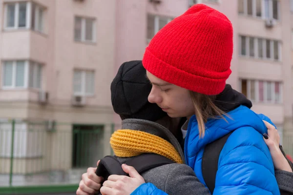 Adolescente Una Adolescente Están Abrazando Concepto Relación Durante Pubertad —  Fotos de Stock