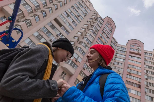 Teenie Junge Und Teenie Mädchen Auf Einem Spaziergang Heller Kleidung — Stockfoto