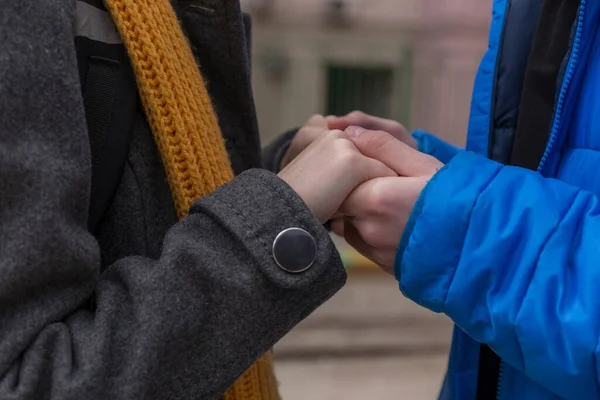 Ragazzo Adolescente Ragazza Adolescente Una Passeggiata Abiti Luminosi Concetto Relazione — Foto Stock