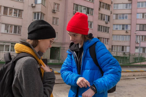 Teenie Junge Und Teenie Mädchen Auf Einem Spaziergang Heller Kleidung — Stockfoto