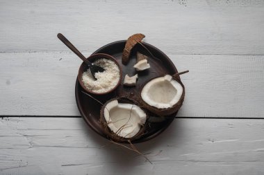 Hindistan cevizi parçalanmış, yakın plan, üst görüntü.