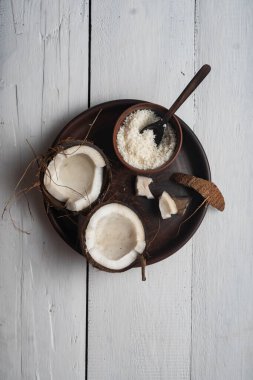 Hindistan cevizi parçalanmış, yakın plan, üst görüntü.