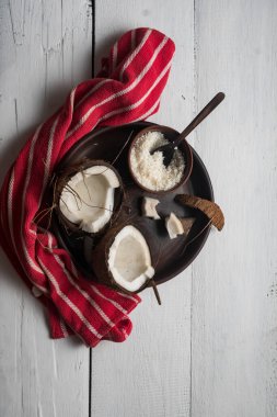 Hindistan cevizi parçalanmış, yakın plan, üst görüntü.