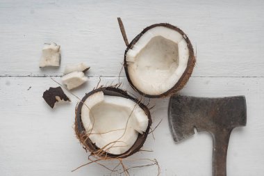 Bir hindistan cevizi hafif ahşap bir masada ikiye bölünür. Üst görünüm