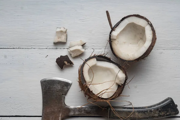 Auf Einem Hellen Holztisch Wird Eine Kokosnuss Halbiert Ansicht Von — Stockfoto