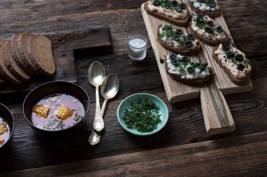 Amerikan usulü mısır ve domates çorbası ve çavdar ekmeği.