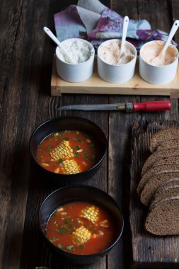 Amerikan usulü mısır ve domates çorbası ve çavdar ekmeği.