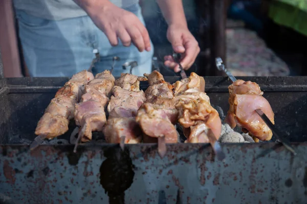 Hombre Asa Kebabs Carne Una Fogata Abierta Día Verano Patio — Foto de Stock