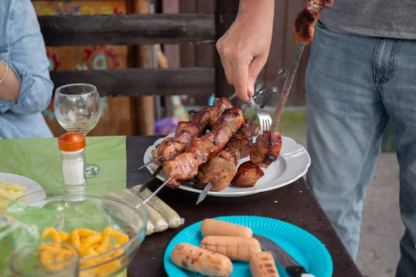 Bbq Picknick Met Kebab Vlees Een Open Haard Een Zomerse — Stockfoto