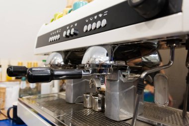Bir kahve dükkanındaki kahve makinesinin yakın çekimi. Kafe ya da kafe konsepti