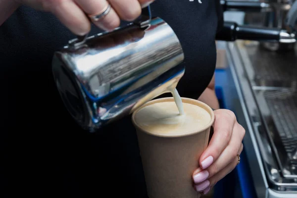 Barista Ετοιμάζει Νόστιμα Καπουτσίνο Γάλα Μια Καφετέρια — Φωτογραφία Αρχείου