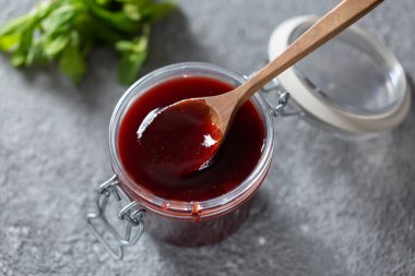 Ev mutfağında çilek reçeli tarifi, yakın plan.