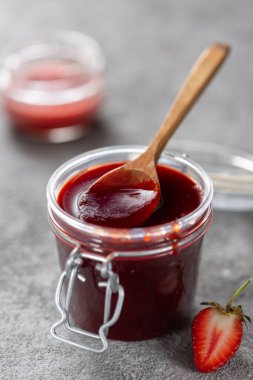 Doğal ürünleri kullanarak ev yapımı reçel hasadı, yakın plan.