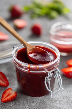 Ev mutfağında çilek reçeli tarifi, yakın plan.