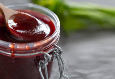 Ev yapımı konserve ve yakın çekim kullanarak sağlıklı gıda kavramı