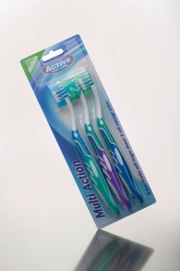 6 Nisan 2020, Kiev Ukrayna. Beyaz arkaplanda izole edilmiş diş fırçaları