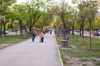 20.04.24. Kiev, Ukrayna. İnsanlar ilkbaharda şehir meydanında yürürler.
