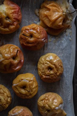 sağlıklı yiyecekler tarçınlı ve ballı fırında elma, pudra şekeri ve reçel.