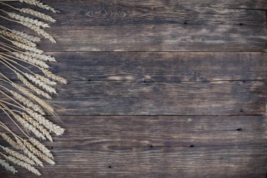 Buğday kulaklı ahşap bir arka plan. Fırın kavramı