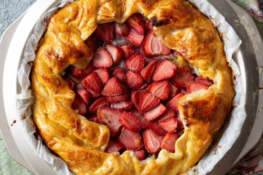 Çilekli nefis pişmiş tart. Boşluğu kopyala, üst görünüm.